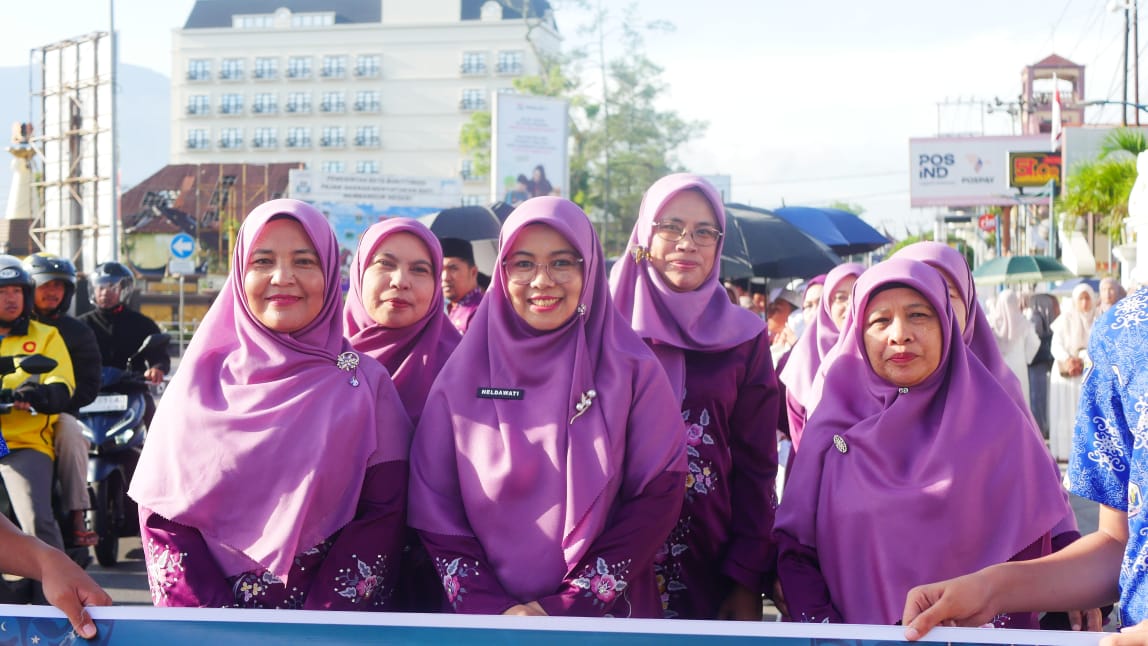 Neldawati S.Pd Kepala Sekolah SMPN 1 Bukittinggi (Foto:Minangsatu)